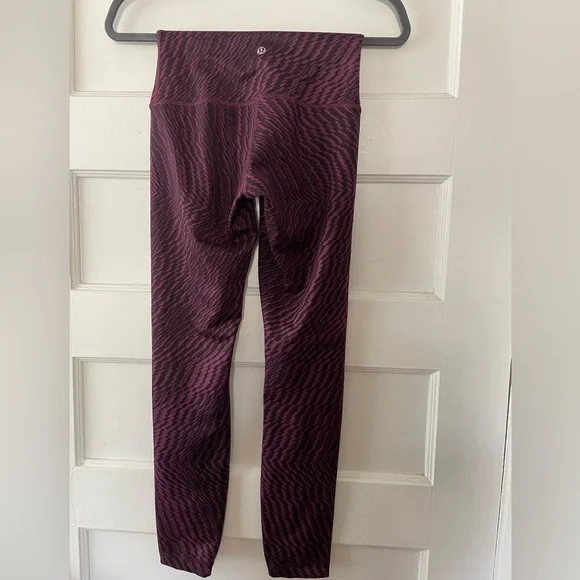 Lululemon Athletica purple and black geometric pattern Leggings, size 4 - Picture 4 of 5